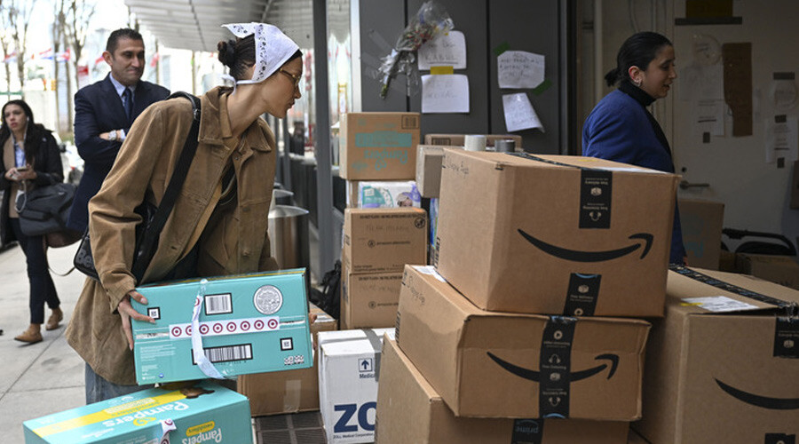 Dünyaca ünlü model Bella Hadid'den takdir toplayan hareket: Türkevi'ne yardım kutuları getirdi