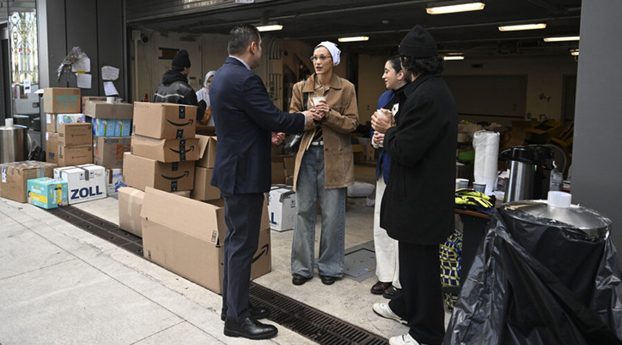 Dünyaca ünlü model Bella Hadid'den takdir toplayan hareket: Türkevi'ne yardım kutuları getirdi