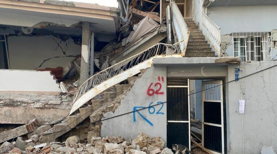 Torunlarını ve çocuklarını kurtarmak için girdiği evin enkazı altında kaldı Torunlarını ve çocuklarını kurtarmak için girdiği evin enkazı altında kaldı