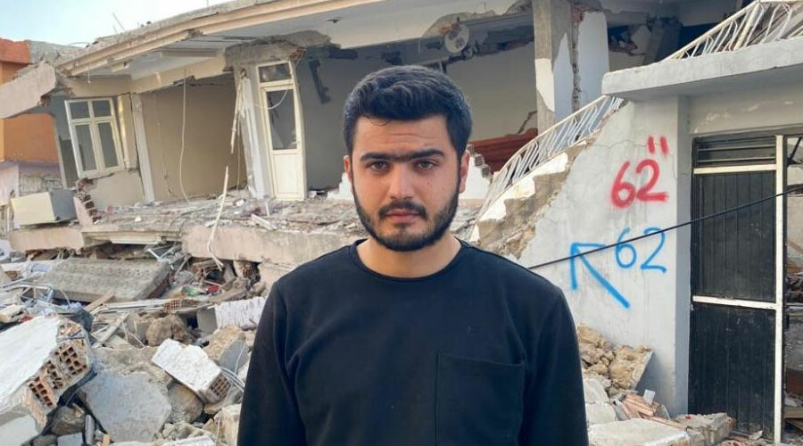 Torunlarını ve çocuklarını kurtarmak için girdiği evin enkazı altında kaldı Torunlarını ve çocuklarını kurtarmak için girdiği evin enkazı altında kaldı