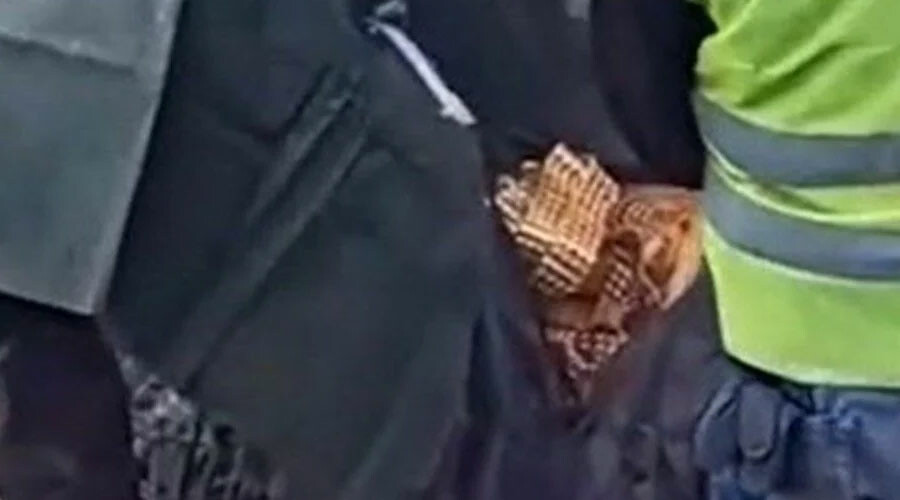 Ekipler taşıyamadı ikiye böldü… Enkazdan çıkan altın dolu çantanın sahibi ortaya çıktı Ekipler taşıyamadı ikiye böldü… Enkazdan çıkan altın dolu çantanın sahibi ortaya çıktı