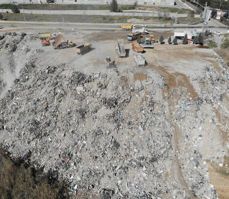 Enkazın döküldüğü alan dağ gibi büyüyor