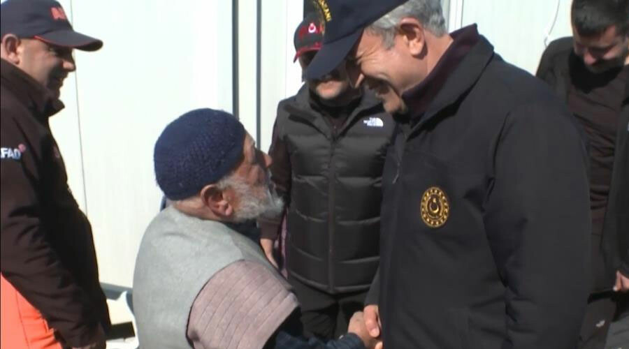 Konteyner kenti ziyaret eden Bakan Akar, Kore gazisinin isteğini yerine getirdi