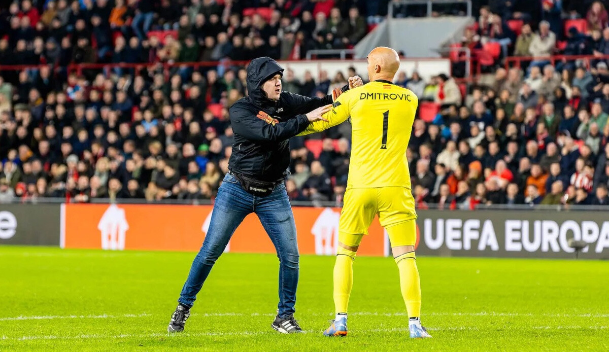 Fenerbahçe'nin Avrupa'daki rakibi Sevilla'nın kalecisi Marko Dmitrovic, kendisine saldıran PSV taraftarı dövdü - SPOR