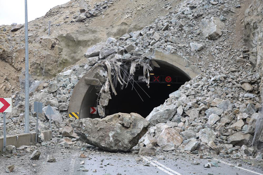 Vali heyelan bölgesinde açıklama yaparken 2. kez heyelan oldu