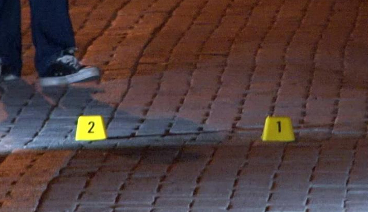 Zeytinburnu'nda gece vakti korku dolu anlar! Husumetliler sokak ortasında çatıştı: 4 yaralı