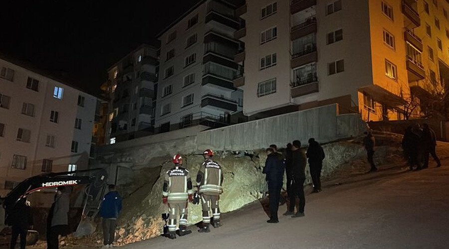 Ankara'da hasarlı bina paniği: Vatandaşlar sokağa döküldü, 2 apartman boşaltıldı Ankara'da hasarlı bina paniği: Vatandaşlar sokağa döküldü, 2 apartman boşaltıldı