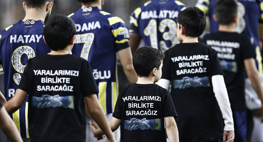 Fenerbahçe "Omuz Omuza" kampanyası başlattı, depremzedelerin barınma sorunu çözülecek Fenerbahçe "Omuz Omuza" kampanyası başlattı, depremzedelerin barınma sorunu çözülecek