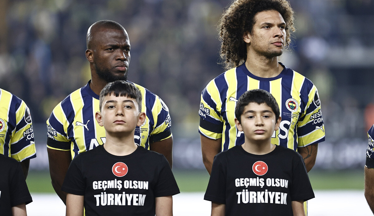 Depremzede çocuklar Fenerbahçe-Konyaspor maçında futbolcularla seremoniye çıktı