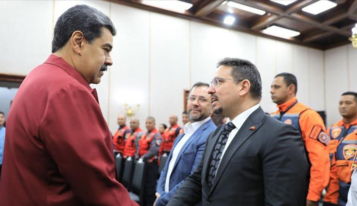 Madalyalarını bizzat taktı: Türkiye'de arama kurtarma çalışmalarına katılan ekibe Maduro'dan nişan Madalyalarını bizzat taktı: Türkiye'de arama kurtarma çalışmalarına katılan ekibe Maduro'dan nişan