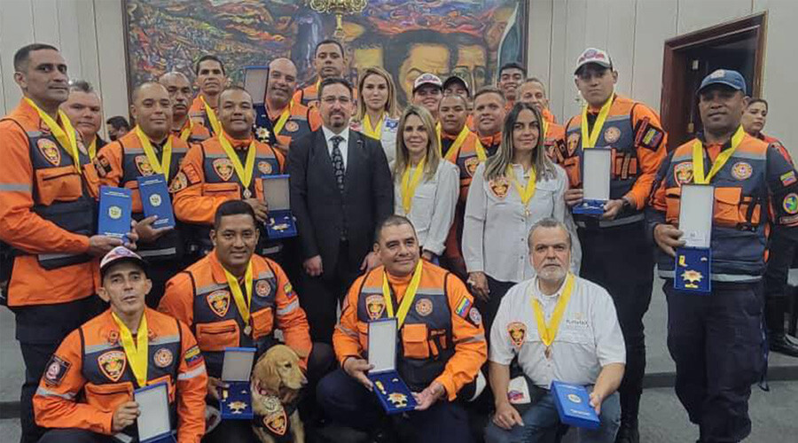 Madalyalarını bizzat taktı: Türkiye'de arama kurtarma çalışmalarına katılan ekibe Maduro'dan nişan