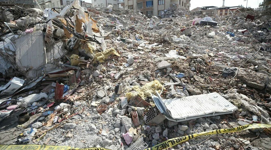 Takma diş sayesinde enkaz altında kalmaktan kurtuldular Takma diş sayesinde enkaz altında kalmaktan kurtuldular
