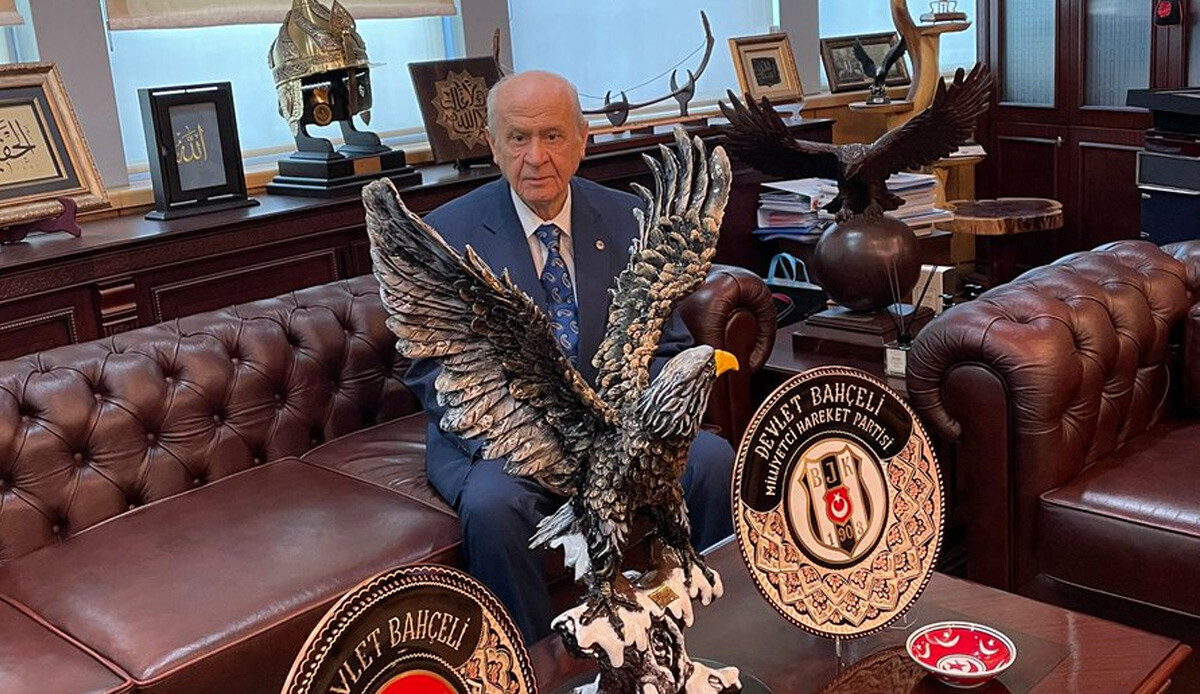 MHP lideri Devlet Bahçeli Beşiktaş kulüp üyeliğinden istifa etti, "istifa" sloganlarına tepkiler artıyor MHP lideri Devlet Bahçeli Beşiktaş kulüp üyeliğinden istifa etti, "istifa" sloganlarına tepkiler artıyor