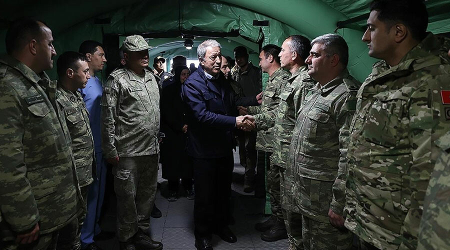 Bakan Akar Seyyar Sahra Hastanesi'ni ziyaret etti