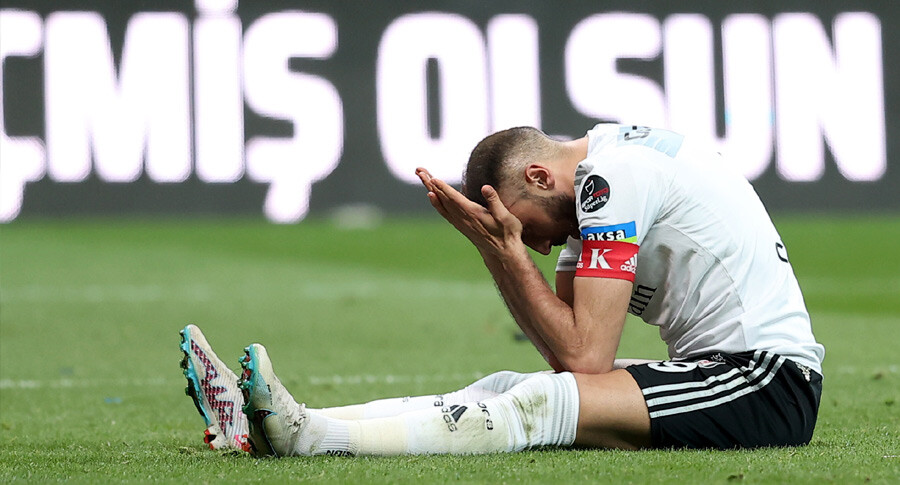 Şenol Güneş'ten ikincilik sözleri... Beşiktaş şampiyonluğa resmen havlu attı Şenol Güneş'ten ikincilik sözleri... Beşiktaş şampiyonluğa resmen havlu attı