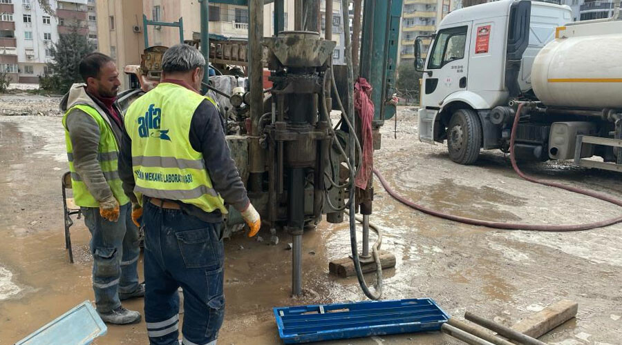 Adana’da yıkılan binalarda zemin incelemesi: Deprem testini geçemedi, bilirkişi raporu bekleniyor