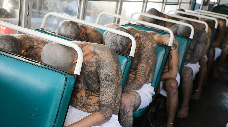 Amerika’nın en büyük hapishanesi açıldı: 2 bin çete üyesi El Salvador'a nakledildi