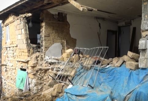 Dağdan kopan kayalar iki köyü birden vurdu! Depremden sağlam çıkan evler ikiye bölündü