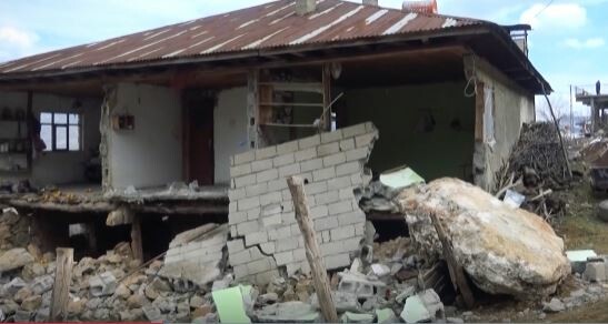 Dağdan kopan kayalar iki köyü birden vurdu! Depremden sağlam çıkan evler ikiye bölündü
