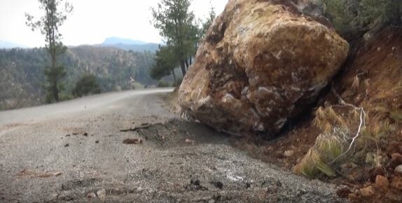 Dağdan kopan kayalar iki köyü birden vurdu! Depremden sağlam çıkan evler ikiye bölündü