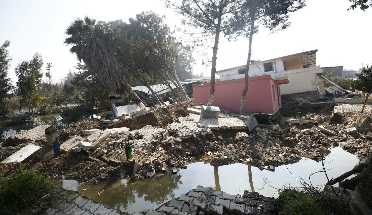 Depremin yerinden oynattığı evler, nehir sularıyla doldu: Evim 5 metre aşağı kaymış Depremin yerinden oynattığı evler, nehir sularıyla doldu: Evim 5 metre aşağı kaymış