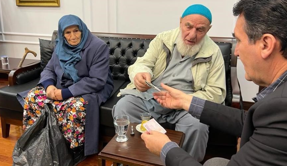 96'lık çiftten depremzedelere duygulandıran yardım: Elleriyle ördüler 96'lık çiftten depremzedelere duygulandıran yardım: Elleriyle ördüler