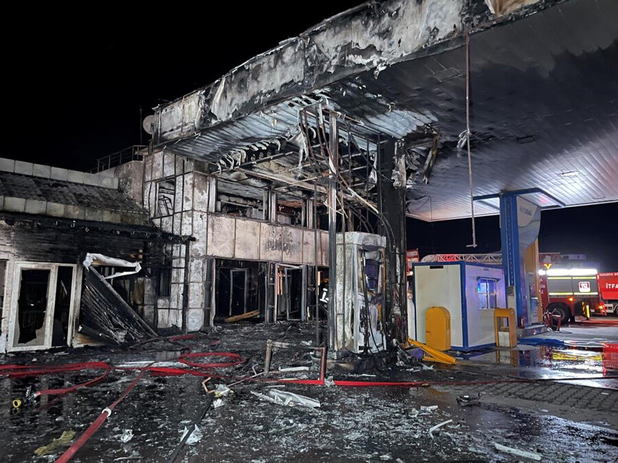 Sakarya'da faciaya ramak kala: Akaryakıt istasyonu küle döndü