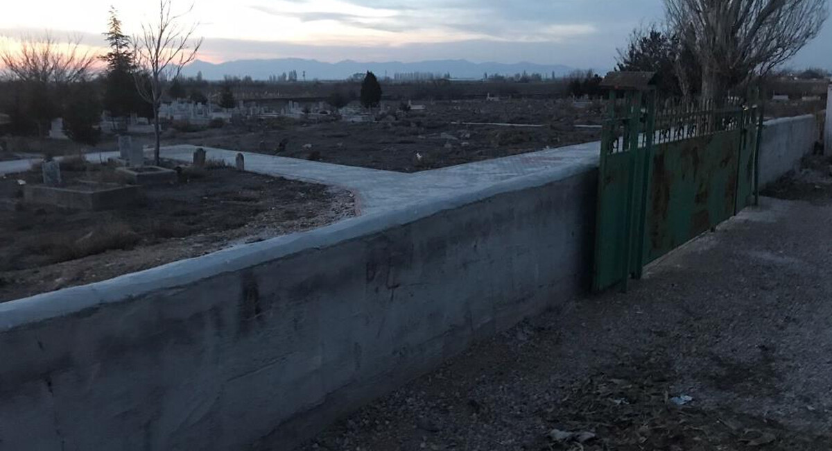 Mezarlıkta vücudunun yarısı toprağa gömülü kadın cesedi bulundu Mezarlıkta vücudunun yarısı toprağa gömülü kadın cesedi bulundu