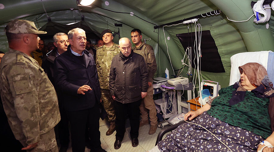 Bakan Akar Seyyar Sahra Hastanesi'ni ziyaret etti