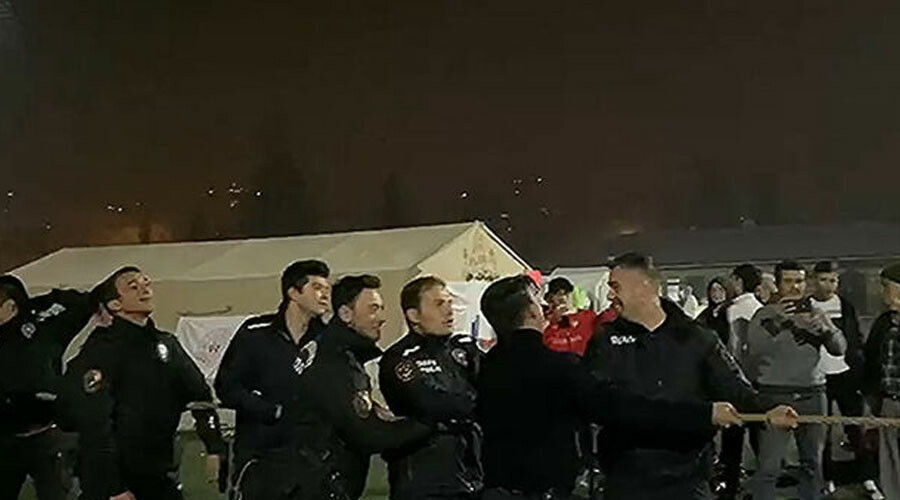 Jandarma komando ve polisler çadırkentte halat çekme oyunu oynadı: Kıyasıya mücadele kamerada Jandarma komando ve polisler çadırkentte halat çekme oyunu oynadı: Kıyasıya mücadele kamerada