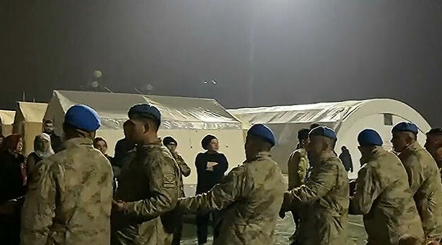 Jandarma komando ve polisler çadırkentte halat çekme oyunu oynadı: Kıyasıya mücadele kamerada Jandarma komando ve polisler çadırkentte halat çekme oyunu oynadı: Kıyasıya mücadele kamerada