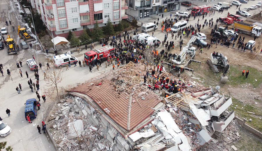Eşya alacaklardı, enkaz altında kaldılar! Malatya'da baba ve kızı sağ salim kurtarıldı