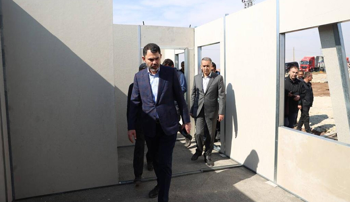 Çevre, Şehircilik ve İklim Değişikliği Bakanı Murat Kurum geçici barınma alanını inceledi Çevre, Şehircilik ve İklim Değişikliği Bakanı Murat Kurum geçici barınma alanını inceledi