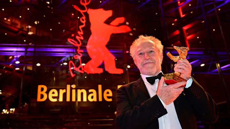 Berlinale'de sıradışı ödül gecesi: 'Altın Ayı' belgesele oyunculuk ödülü çocuğa Berlinale'de sıradışı ödül gecesi: 'Altın Ayı' belgesele oyunculuk ödülü çocuğa
