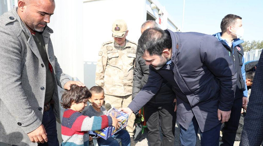 Çevre, Şehircilik ve İklim Değişikliği Bakanı Murat Kurum geçici barınma alanını inceledi