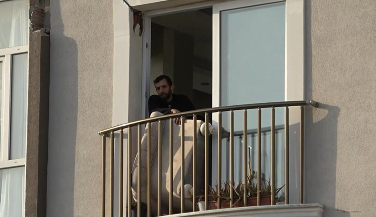 Hasarlı binadan eşya alan depremzede: Korkuyoruz ama mecburuz