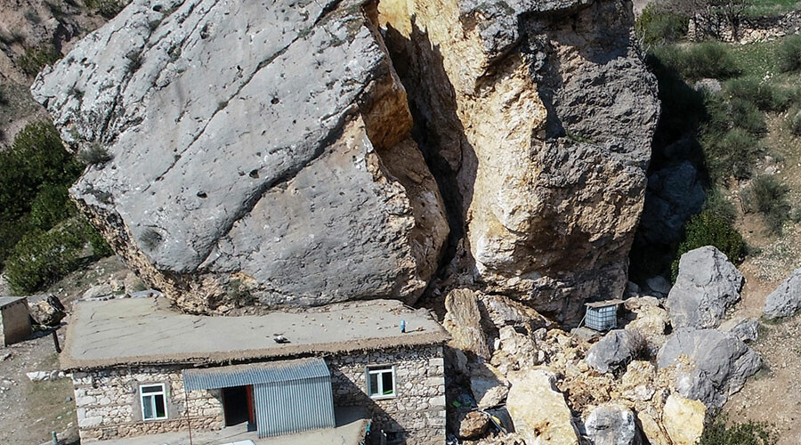 Adıyaman’da depremin ardından ilginç görüntü: Eve çarpan dev kaya parçası ikiye ayrıldı Adıyaman’da depremin ardından ilginç görüntü: Eve çarpan dev kaya parçası ikiye ayrıldı