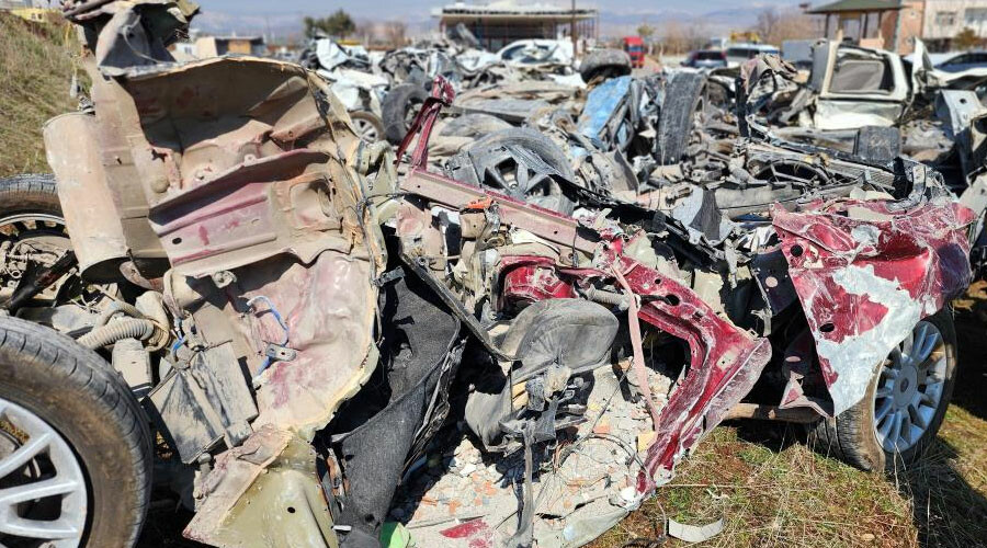 Adıyaman’da araç mezarlığı: Onlarcası enkaz altında kaldı