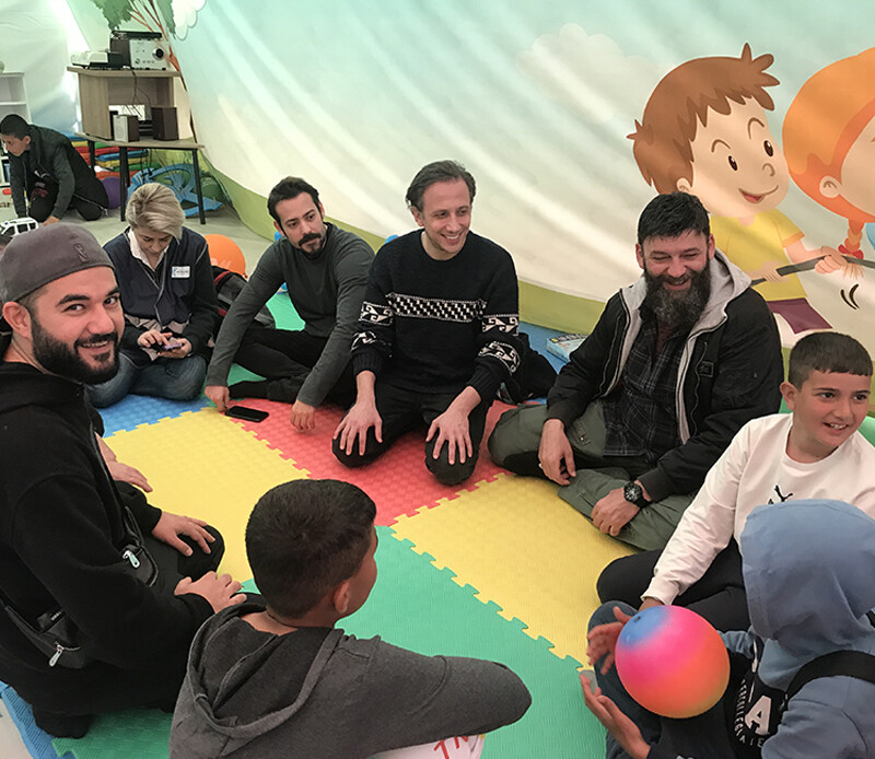 <p>Depremzedelerle bir araya gelen ünlüler, sınıf ve etkinlik alanlarını da gezerek, çocuklarla birlikte şarkı söyleyip, resimler çizdi. </p>