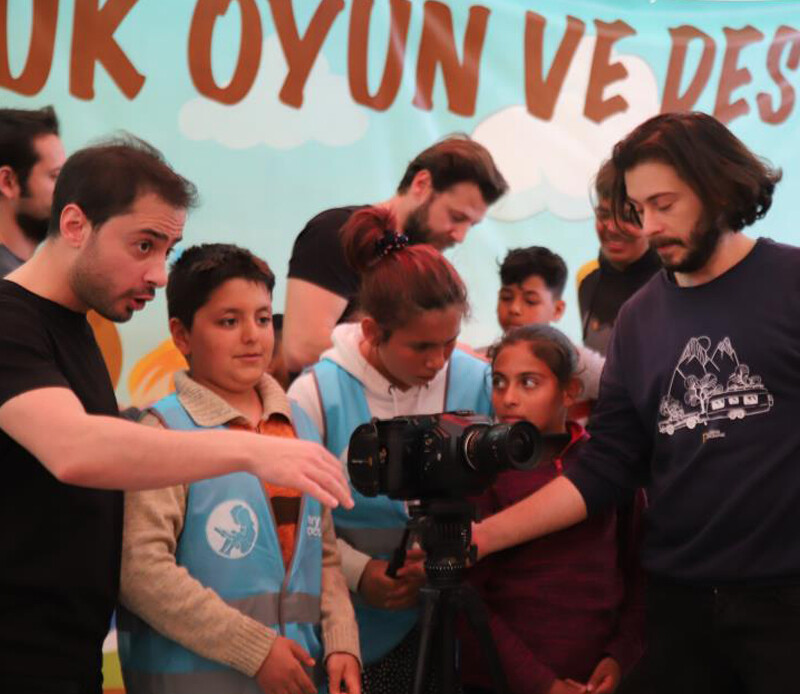 <p>Çocuklarla oyun oynayan sanatçılar, yine çocukların senaryosunu yazdığı kısa metrajlı bir film çekti. </p>