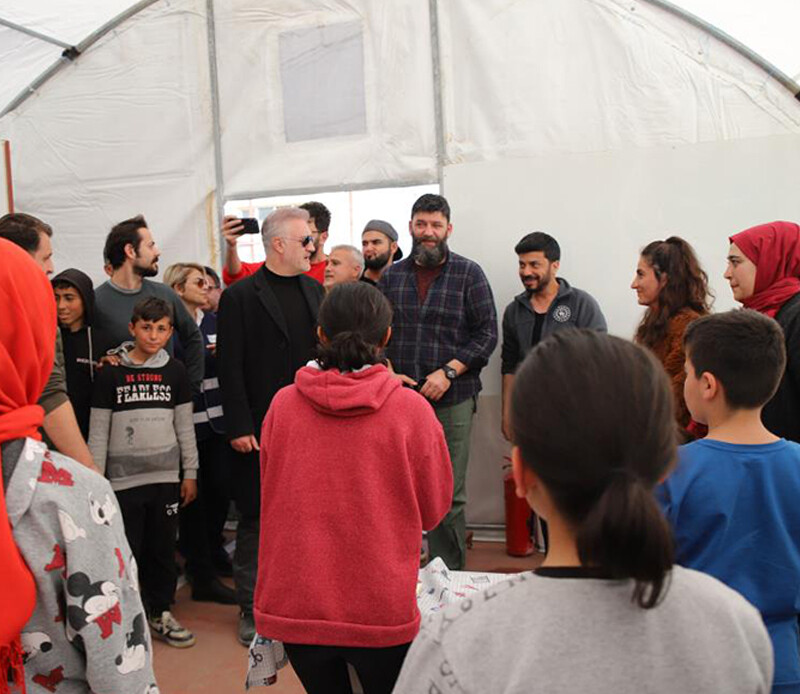 <p>Türkiye son yılların en büyük felaketini yaşıyor. Kahramanmaraş merkezli iki büyük 11 ili yerle bir etti. Binlerce bina enkaz yığınına döndü, 44 binden fazla vatandaşımız hayatını kaybetti.  Asrın felaketinin ardından yaraların sarılması için Türkiye tek yürek oldu. Depremzedeler için maddi ve manevi her türlü destek sağlanmaya devam ediyor. </p>