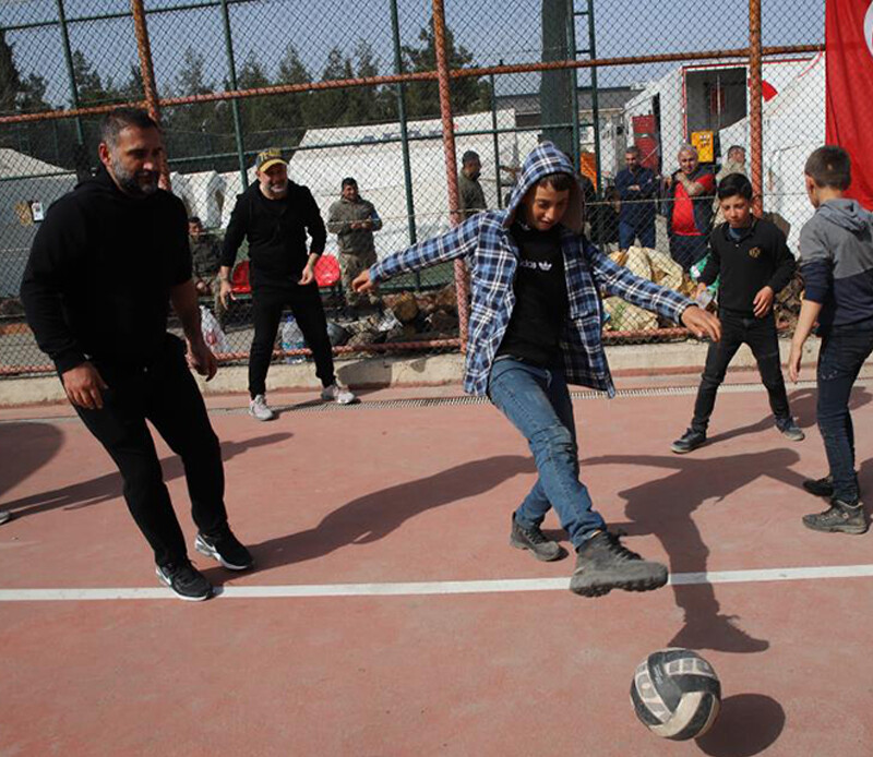 <p>Oyuncu Tamer Karadağlı, futbolcu Ümit Karan, Ali Buhara Mete, İsmail Hakkı Ürün, rap sanatçısı Resul Aydemir, Gökhan Karacık, Burcu Kıratlı, Birand Tunca, Yuşa Ebrar Dursunoğlu, Uğurcan Keleş, Derda Yasir Yenal, Muhammed Emre Kaya, Muhammed Burak Haktanır, Onur Yaprakçı, Emir Rıfat Işık, Caner Otrakçı, Necati İşbilen, Musa Evren, Recep Çavdar, Emre Bulut, Mustafa Kocabey, Ümit Kantarcı ve Haluk Piyes, depremin vurduğu Gaziantep'in İslahiye ve Nurdağı ilçelerinde kurulan konteyner ve çadır kentleri ziyaret etti. </p>