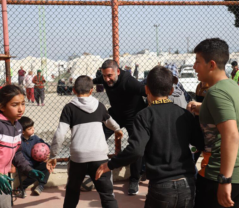 <p>Daha önce televizyonda gördükleri ünlülere sarılarak hatıra fotoğrafı çektiren çocuklar ve aileleri, ünlü futbolcularla futbol oynamanın keyfini yaşadı.</p>