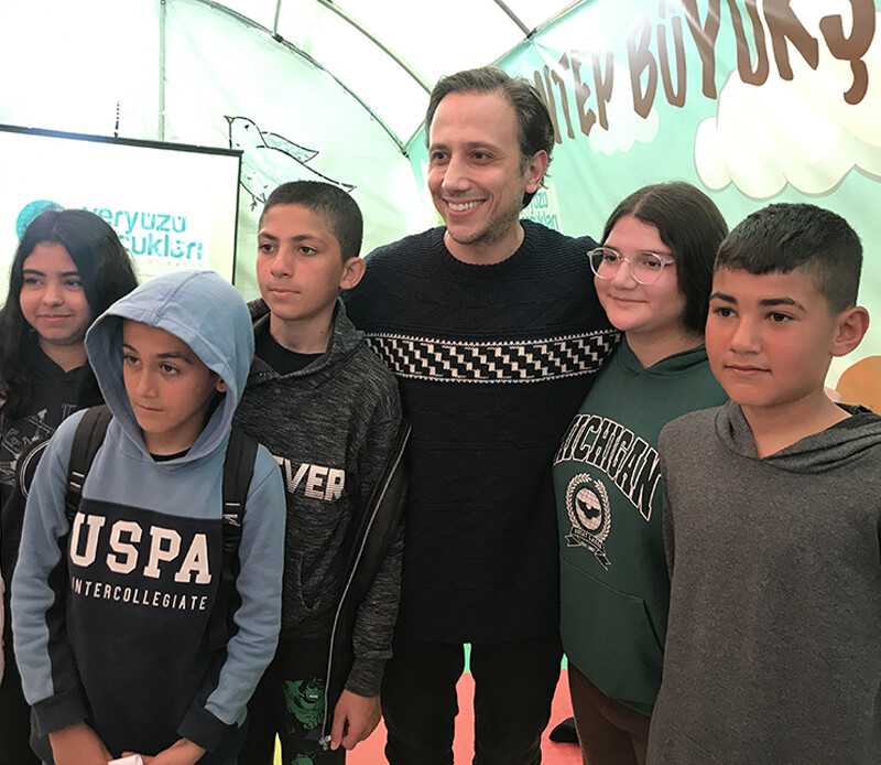 <p>Depremzedelerin yoğun ilgi gösterdiği ünlüler, ihtiyaçlar konusunda da bilgi aldı. Kurtlar Vadisi filmi ile tanınan, Diriliş Ertuğrul, Payidaht Abdülhamit gibi önemli dizilerde de yer alan oyuncu Ali Buhara Mete, “Burada olmaktan çok mutluyum. Kardeşlerimiz ve çocuklarımızla beraberiz. Onların güzel enerjilerini alıyoruz. Onlar bizlere mutluluk veriyor. Böyle günlerde onların dertlerine ortağız, çok üzüldük. Bu yaşanan süreç içerisinde elimizden geldiğince onların yanlarında olmaya çalışıyoruz. Bir nebze de olsa elimizden geldiği kadar yaraları sarmaya gayret ediyoruz. Onlarla olmak çok güzel. Bu milletin bir parçası olmaktan, onlardan biri olduğum için çok mutluyum. Moralleri çok iyi. Onlar gerçekten çok ciddi acılar ve sıkıntılar yaşamışlar. Buna rağmen bizlerden güler yüzlerini eksik etmediler' dedi.</p>