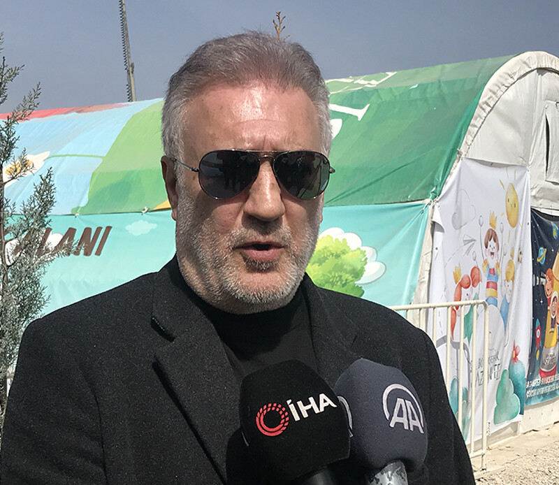 <p> Bir süreliğine yaşadıkları acıyı unutan çocuklardan bazıları gerçek isimlerini hatırlayamadığı ünlülerden Tamer Karadağlı'ya ''Haluk abi'', Ali Buhara Mete'ye ''Akif abi'', İsmail Hakkı Ürün'e ise ''komutanım'' diye seslendi.</p>