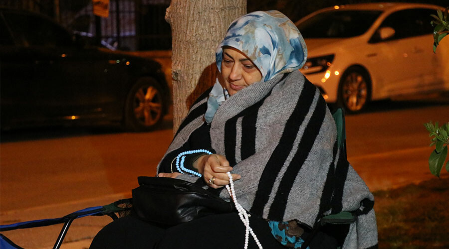 Parklar doldu… İzmir 4.1 ile sallandı: Vatandaş kendini sokağa attı