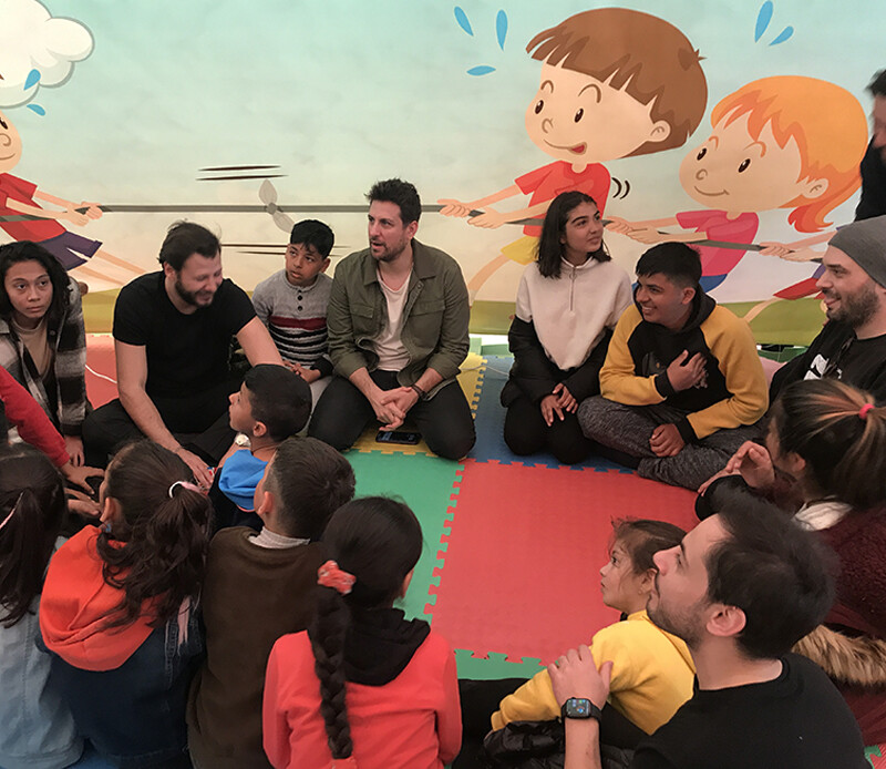 <p>Oyuncu Muhammed Emre Kaya, “Televizyonlardan izlediğimiz zamanlarda çok üzülmüştük ama buraları görünce gerçekten üzüntüden öte kelimelerle tarif edilemeyecek kadar acı bir afet olduğunu görüyoruz” ifadelerini kullandı.</p><p>Sakarya Fırat dizisinde ''Durali Başçavuş'' karakterini canlandıran ve ''komutan'' olarak tanınan İsmail Hakkı Ürün, “Bizim için gerçekten çok hayati bir ziyarettir. İnsan yaşadığı dünyanın çoğu zaman farkına varmadan yaşıyor. Fakat o gerçeklikle burada yüzleşmek, o gerçekliği yaşamış insanlarla burada hasbihal etmek, onların acısına ortak olmak çoğu şeyi değiştiriyor. İnsanların hayatlarında anlamlı olmak. Çok büyük bir acı ülkece yaşadığımız. Hatta iki ülkeyi derinden sarsan bir deprem bu. Rabbim beterinden saklasın, bir daha böyle acılar yaşatmasın'' ifadelerine yer verdi.</p>