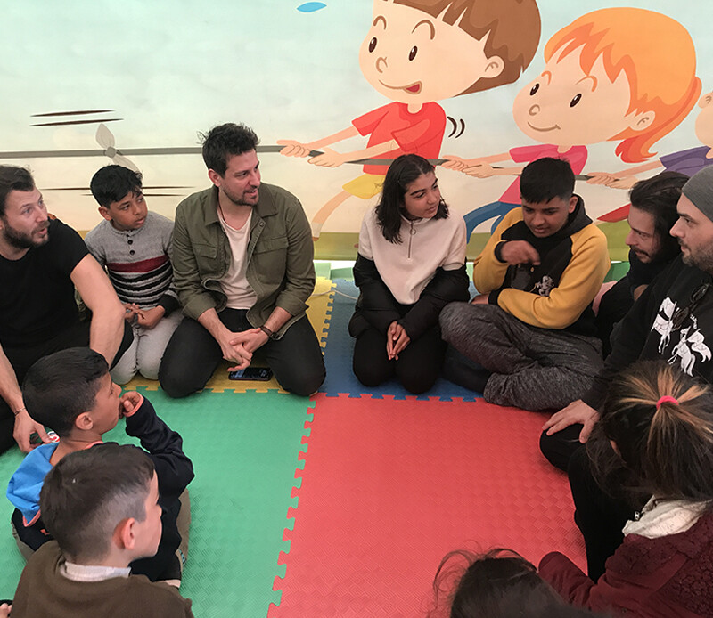 <p>Oyuncu Ümit Kantarcılar, “Burada birçok annemiz, babamız, kardeşimiz, yakınımız vardı. Biz İstanbul’da onlarla beraber yıkıldık. Onları görmeye geldik. Onlara bir nebze de olsa moral olabildiysek, yüzlerini güldürebildiysek ne mutlu bize'' dedi.</p><p>Oyuncu Emir Rıfat Işık, ''Allah buradaki felaketi yaşayanların, tüm milletin başı sağ olsun. Çocuklarla oyun oynadık, onlara moral motivasyon vermeye çalıştık. Buraya bir iki gün gelmek değil, asıl amacımız sürekli burada olmak ve buradaki yaraları beraber sarmaktır” diye konuştu.</p>