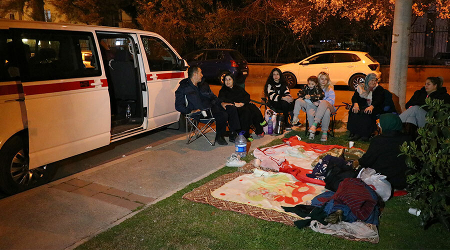 Parklar doldu… İzmir 4.1 ile sallandı: Vatandaş kendini sokağa attı