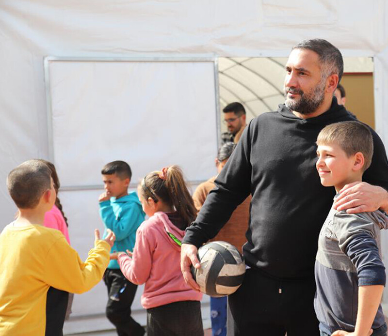 <p>Futbolcu Ümit Karan, “Her şeyi çok iyi gördüm. Buraya gelince kelimelerle anlatamıyoruz. Yani ekranda olduğu ve göründüğü gibi değildir. Burası gerçekten büyük bir felaket yaşıyor. Binaların çoğu depreme maruz kalmış, aileleri, çocukları görüyoruz. Buraya gelince çok üzülüyorum. Burada konuşmak için kelime bulamıyorum. Çünkü İstanbul’da televizyonda izlerken aynı duyguyu paylaşamıyorum. Mesela İstanbul’a bir günlüğüne gittim, bütün kalbim burada kaldı. Mecbur tekrardan geri döndüm. Burayı bırakıp gitmek istemiyorum, unutmamamız ve unutturmamamız lazım. Biz bunları göstermek ve hatırlatmak zorundayız” diye konuştu.</p>